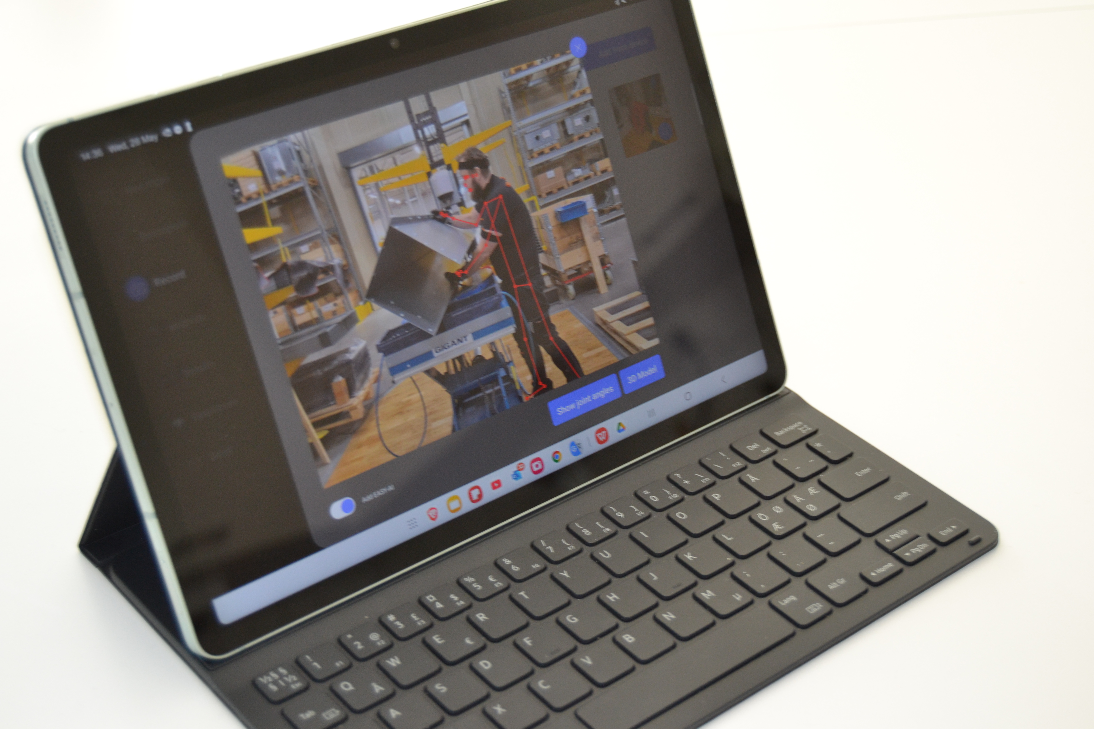 EasyErgo Android app showing AI skeleton overlay on factory worker